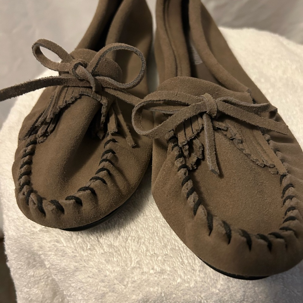 Minnetonka Brown Suede Moccasin Flats